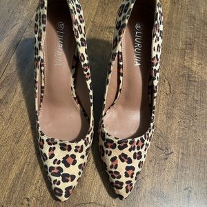 Liuruijia Size 10 leopard print high heels.